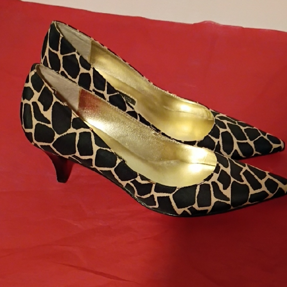 Bandolino Black and Gold Patterned Heels